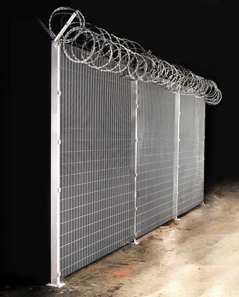 Kriittisten kohteiden turva-aita tiheällä teräsverkolla ja yläosan lisäsuojauksella